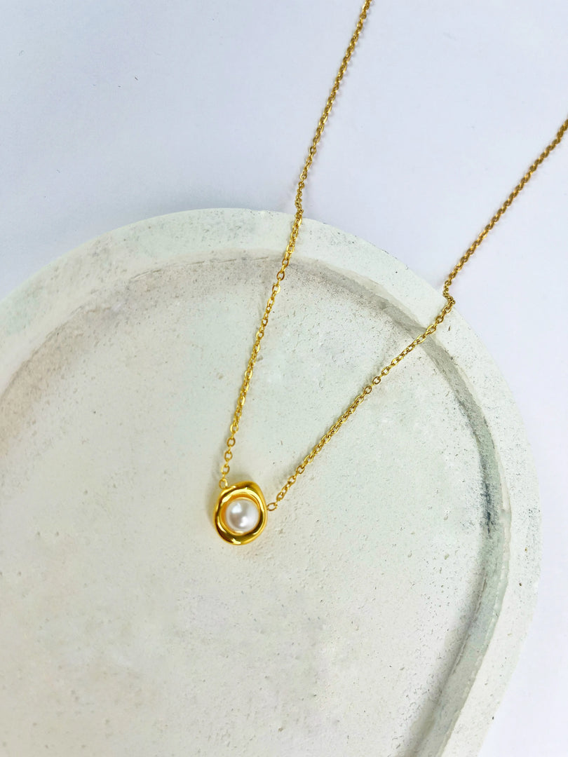 Moonlit Pearl Necklace (18k gold Plated)