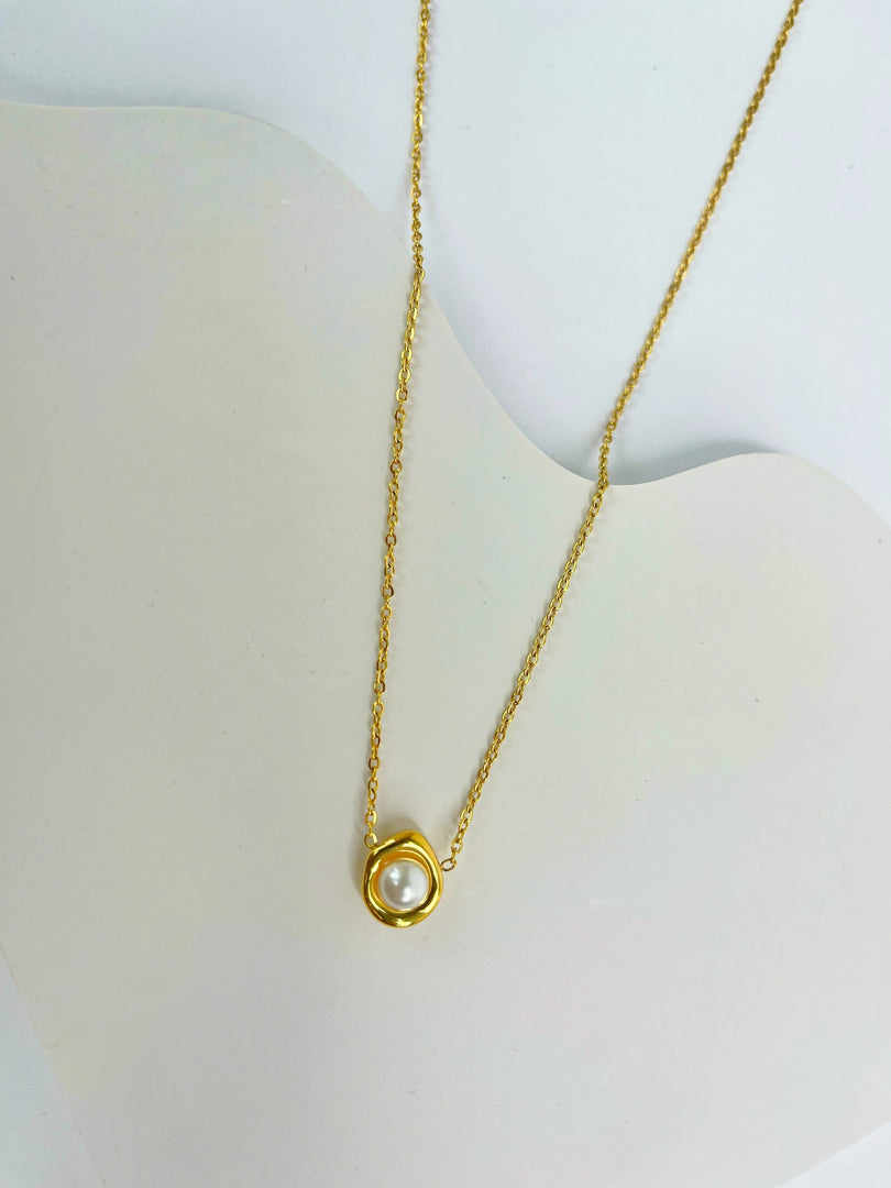 Moonlit Pearl Necklace (18k gold Plated)
