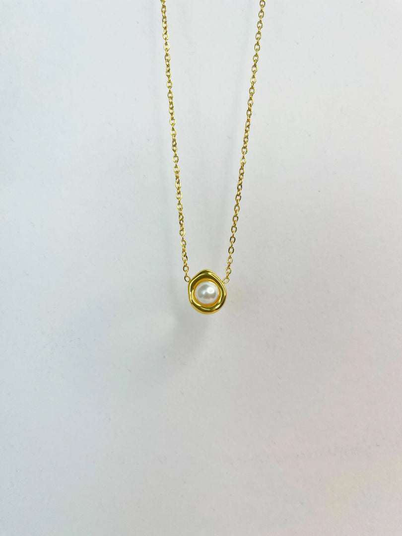 Moonlit Pearl Necklace (18k gold Plated)